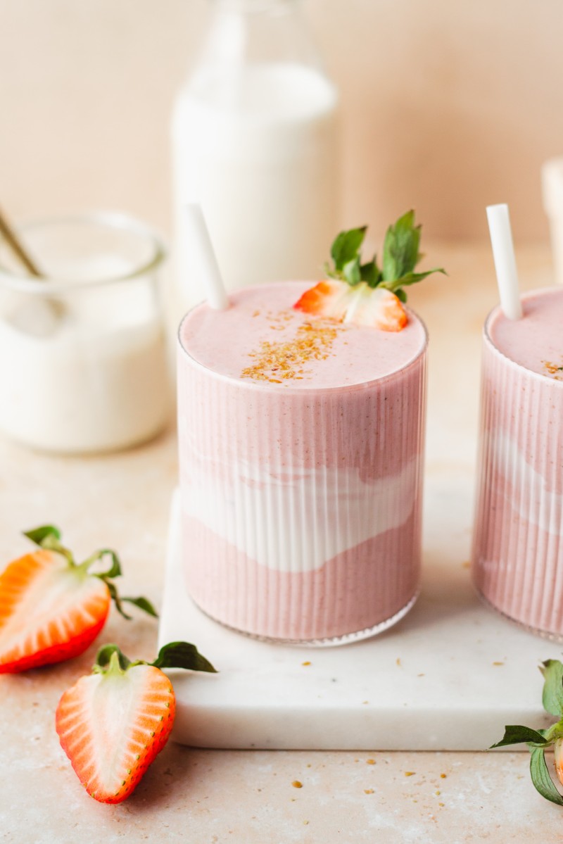how to make a vegan strawberry smoothie