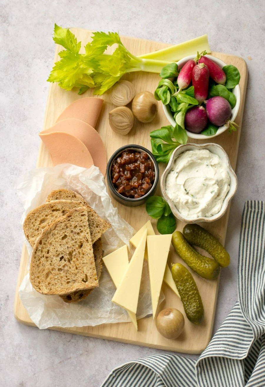 make your own (vegan) Ploughman’s lunch