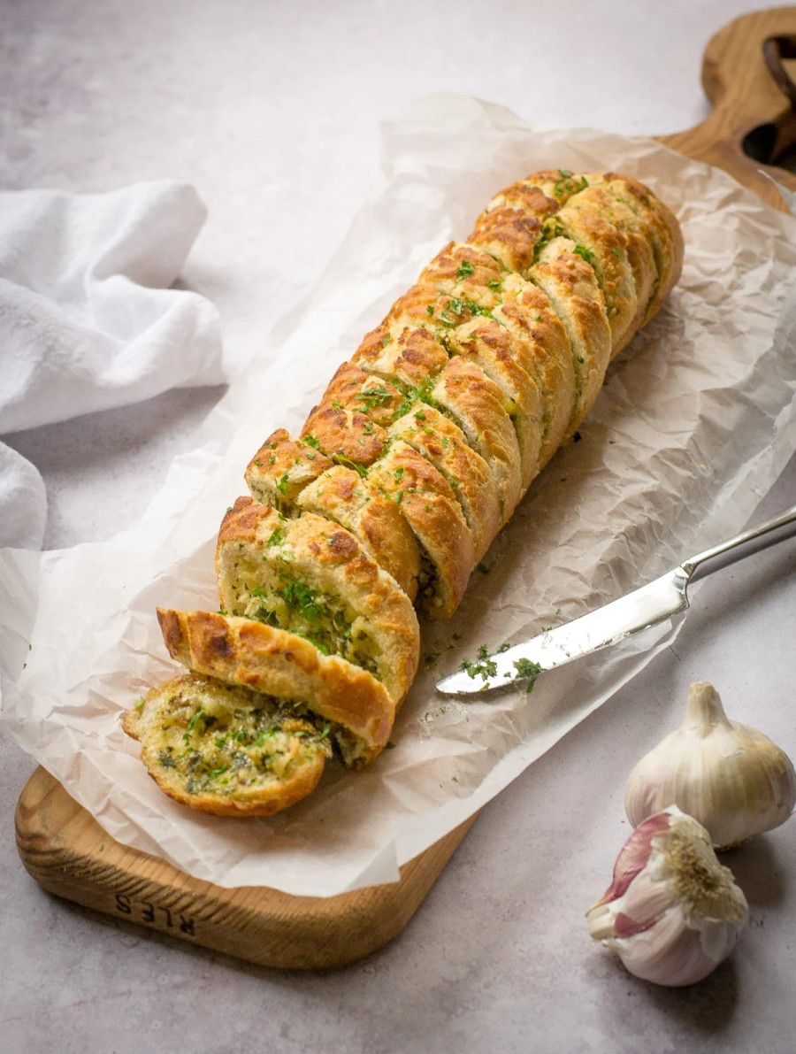 how to make your own (vegan) garlic bread