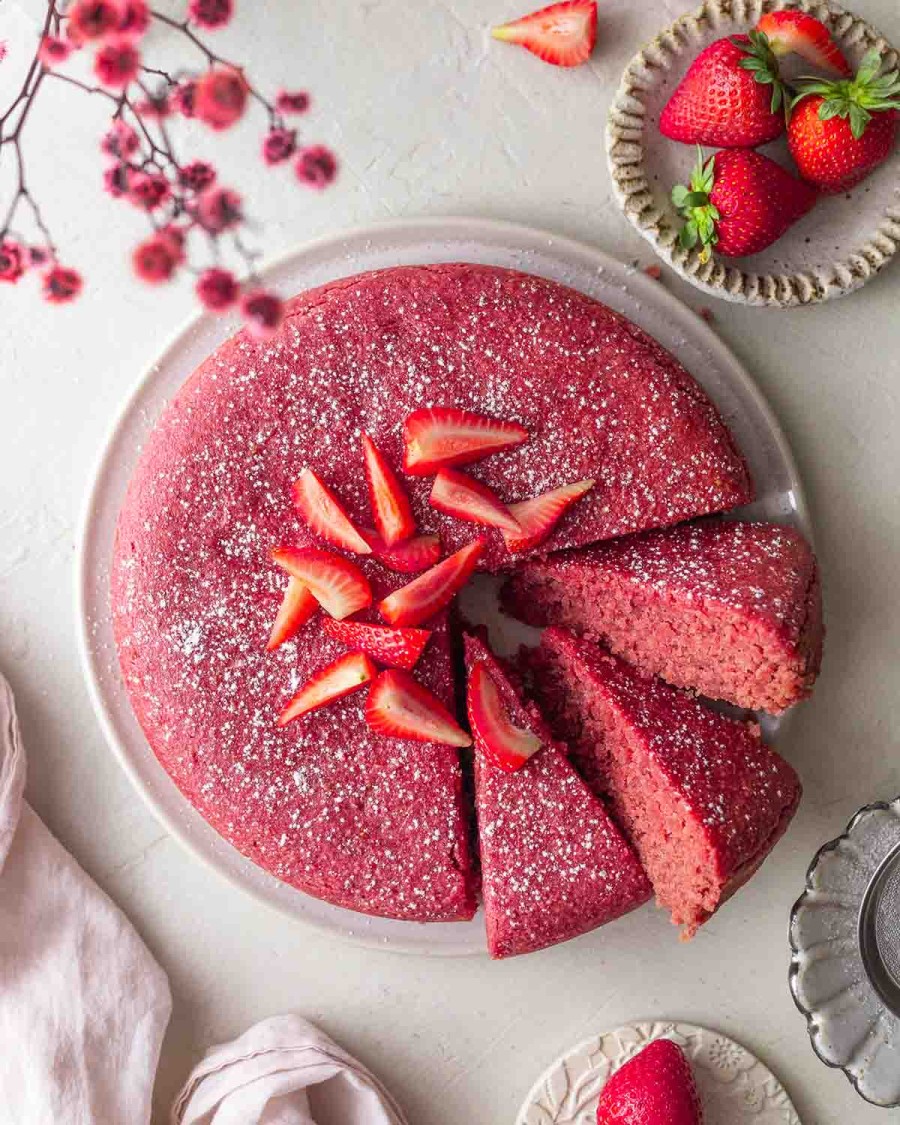 6 ingredient vegan strawberry cake