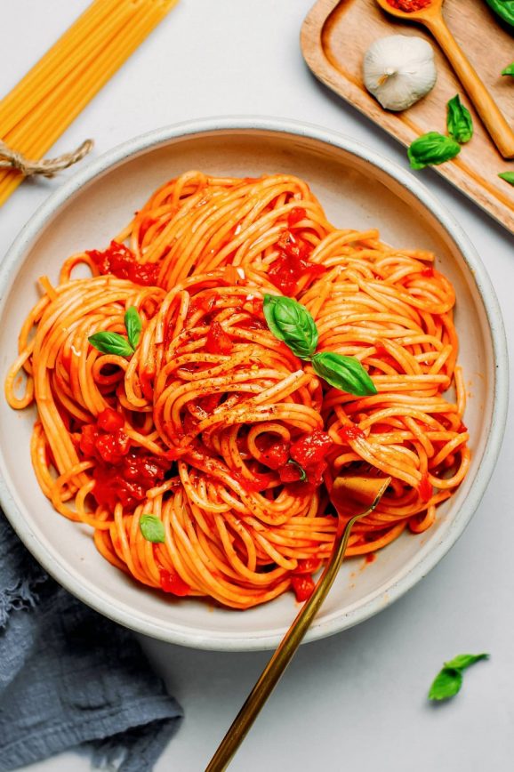 spaghetti with tomato garlic peppers