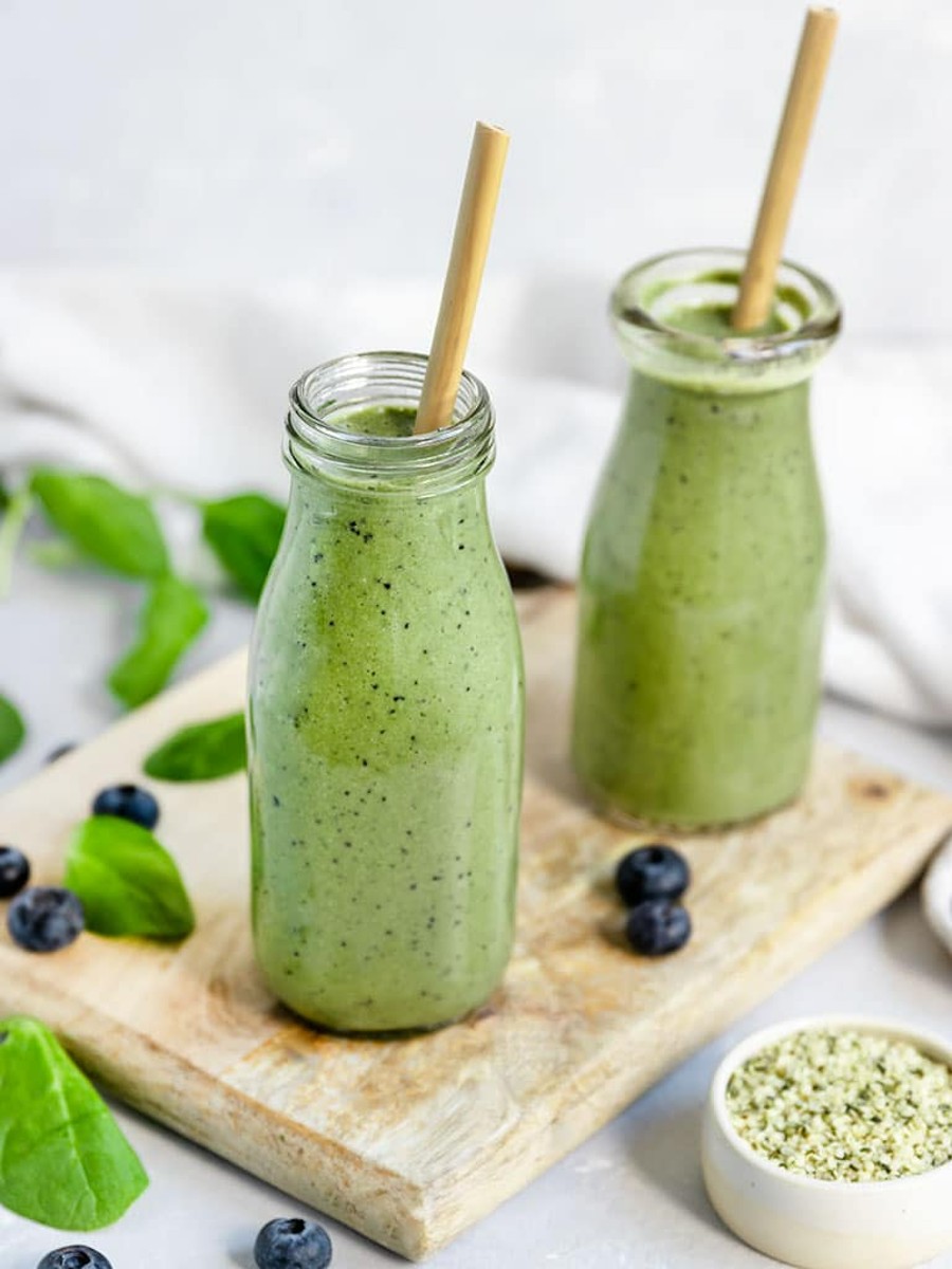 spinach and blueberry breakfast smoothie