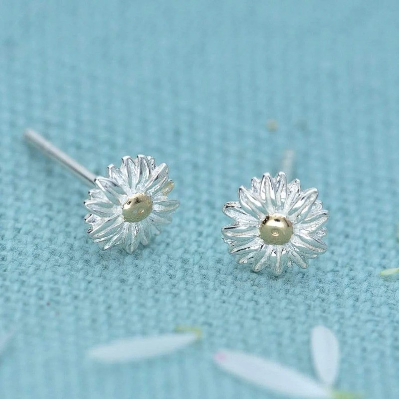 silver daisy stud earrings